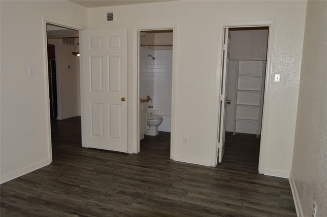 Building Photo - 8100 Creekbend Dr