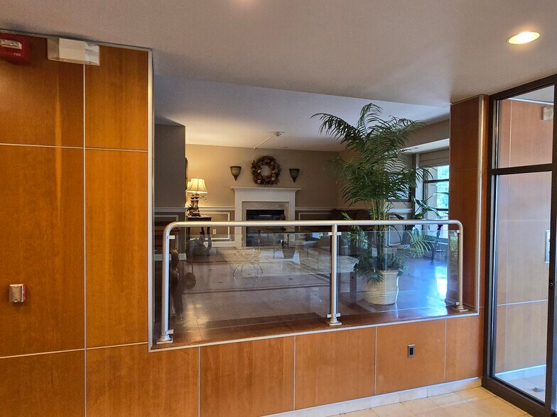 Building Photo - 60 Parkway Dr E