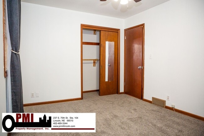 Building Photo - 3 Bedroom and 1.5 bathroom House for rent