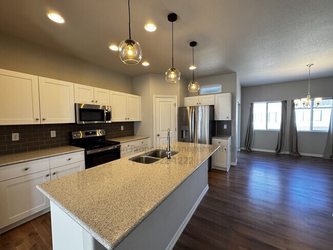 Building Photo - 6227 Lenexa Grv