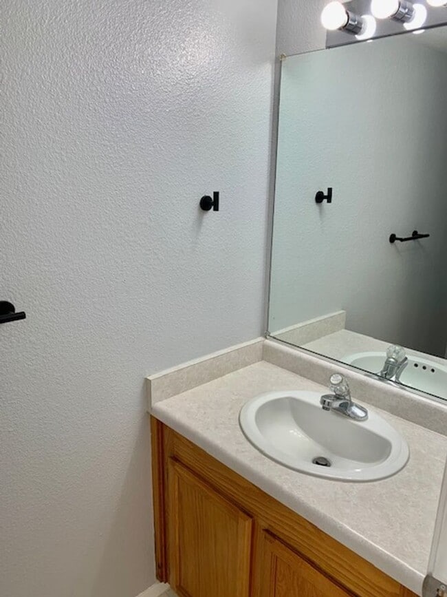 Building Photo - Tranquil 2 bed 2.5 bath Townhouse in Fairf...