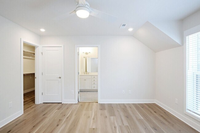 Building Photo - Dog-Friendly S. Albemarle Townhome