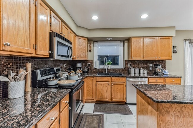 Building Photo - Fully Furnished 4 Bedroom 2.5 bathroom home in Bloomingdale