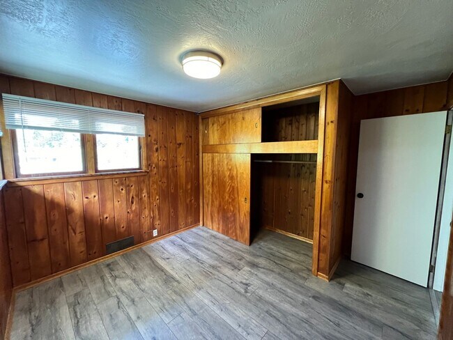 Building Photo - Bremerton Duplex