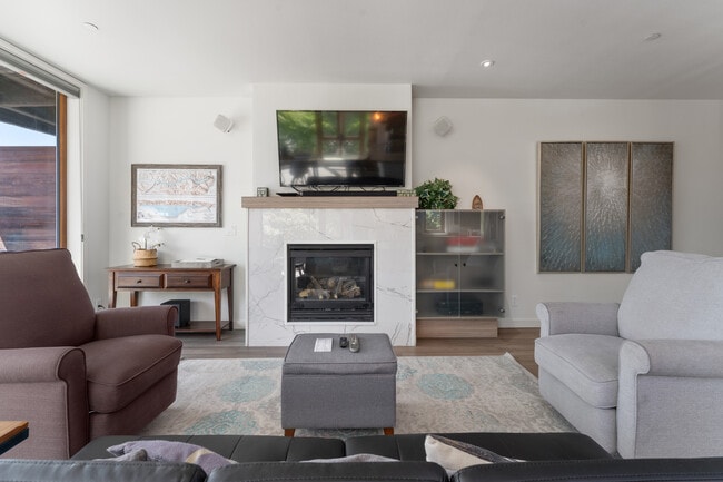 Building Photo - 2220 W Woodin Ave