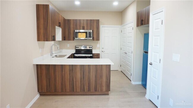 Building Photo - 30 W Kenwood St