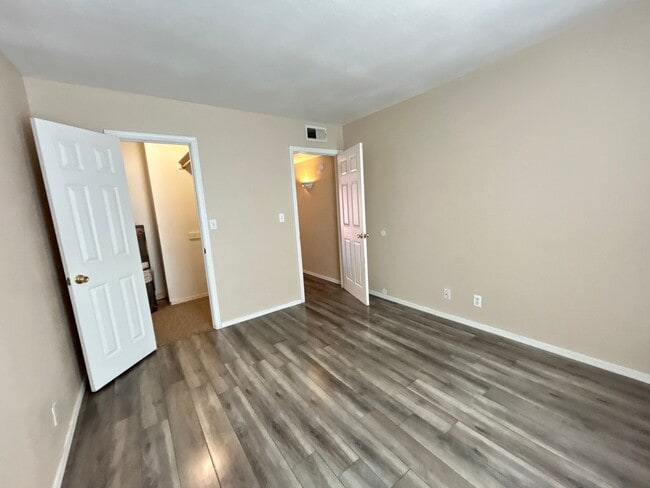 Building Photo - BEAUTIFUL CONDOMINIUM IN GATED COMMUNITY
