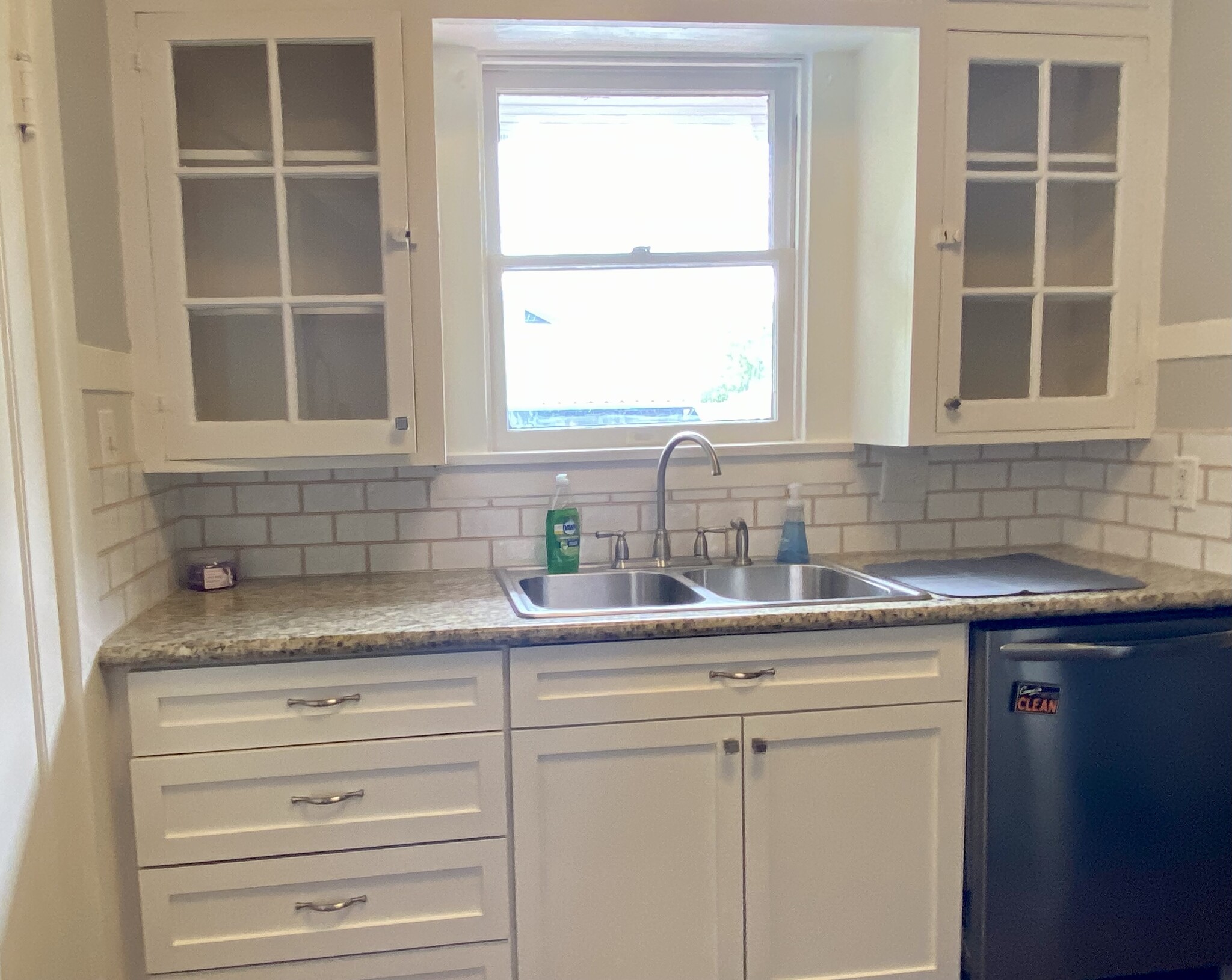 Kitchen counter granite, dishwasher - 812 Branard St