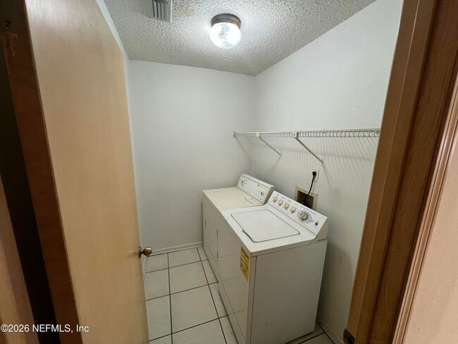 Building Photo - 2024 Hovington Cir W