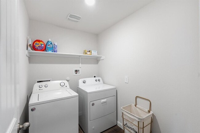Building Photo - 205 Bethpage Dr