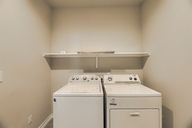 Building Photo - 108 Flexus Ln