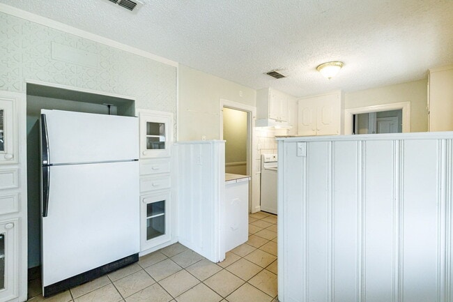 Building Photo - 3 bedroom less than 1 mile from Tech