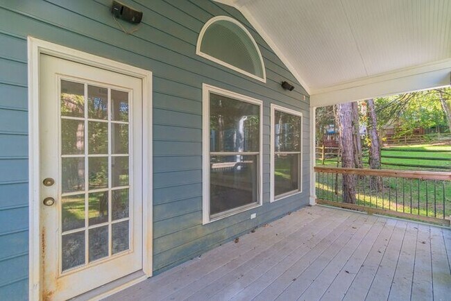 Building Photo - Beautiful 4-bedroom 2.5 bath home in desirable Brownes Ferry subdivision