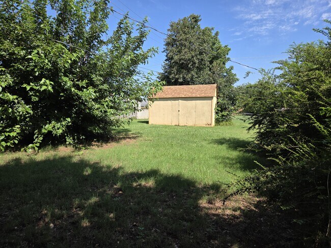 Building Photo - 3225 N Ridgewood Dr