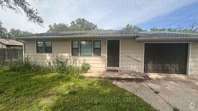 Building Photo - $1300 - 3 bed 1 bath Beautiful single fami...