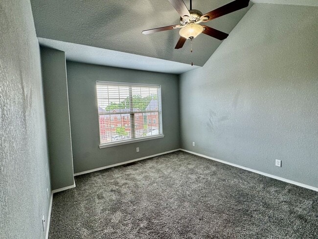 Building Photo - Nice 2 bedroom townhome close to I-49