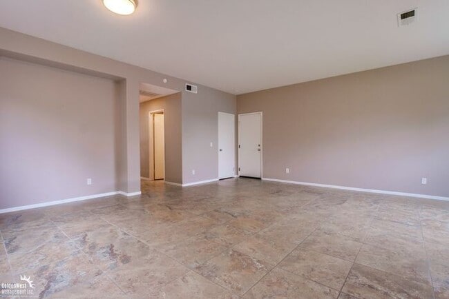 Building Photo - Beautifully 5Bdm 3.5Ba Home in Prime Location