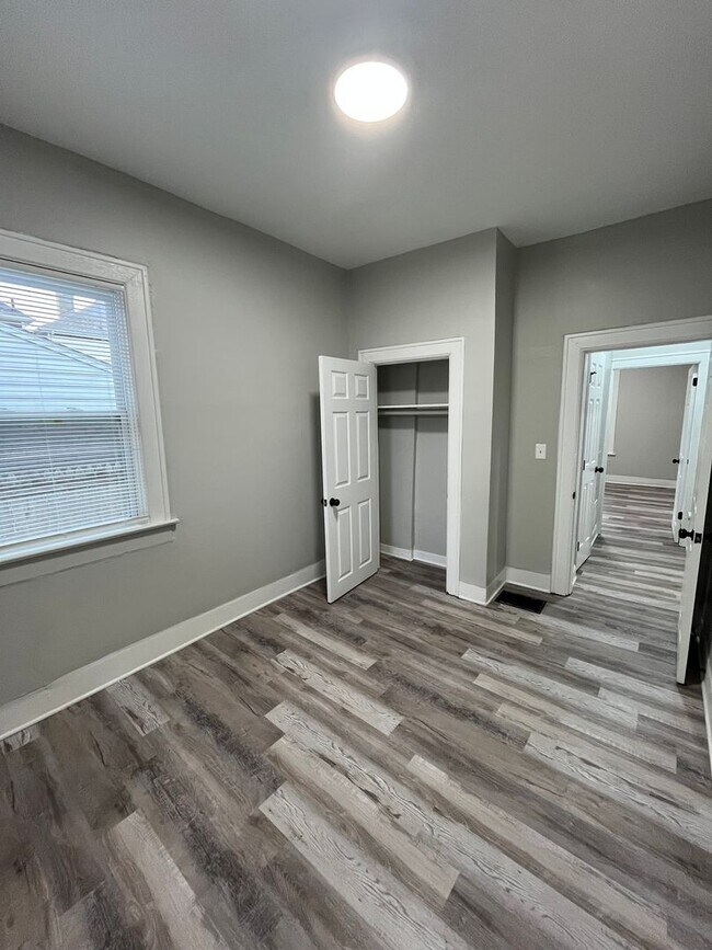 Building Photo - 2 Bedroom Home with Fenced in Backyard!