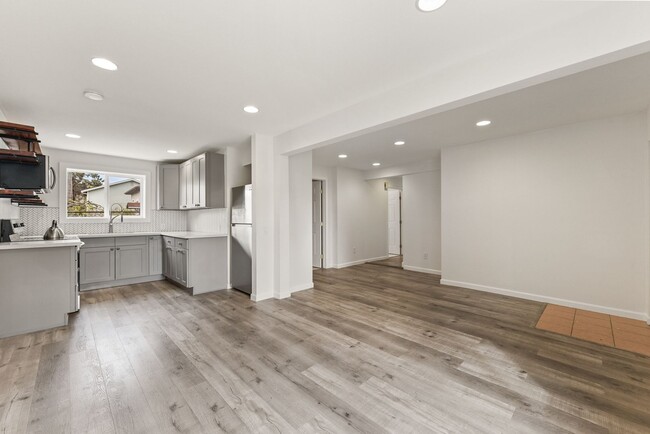 Building Photo - Charming 4 Bedroom 2 Bath single family house in Columbia City