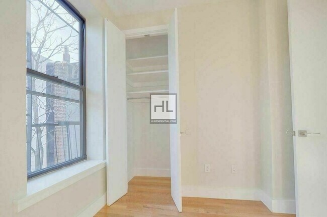 Building Photo - 146 EVERGREEN AVENUE 3B