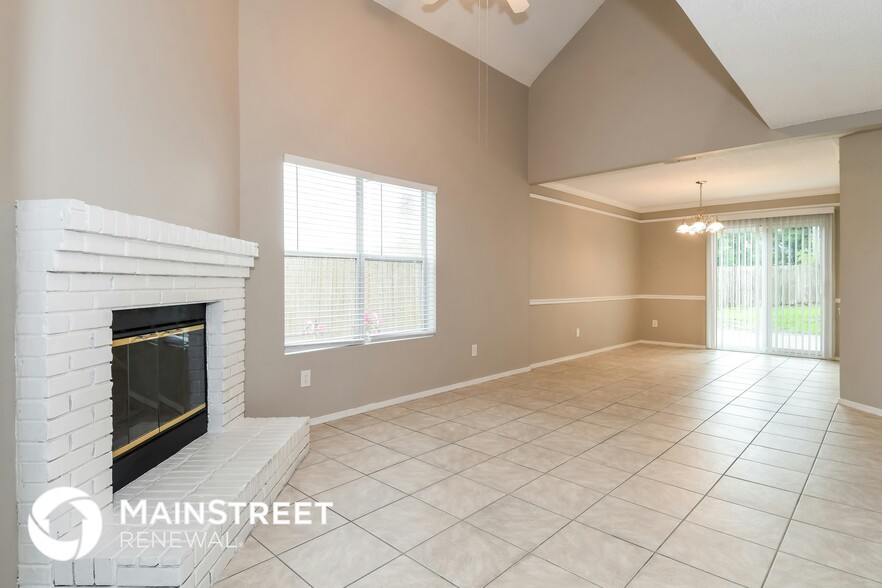 Building Photo - 627 Staffordshire Dr