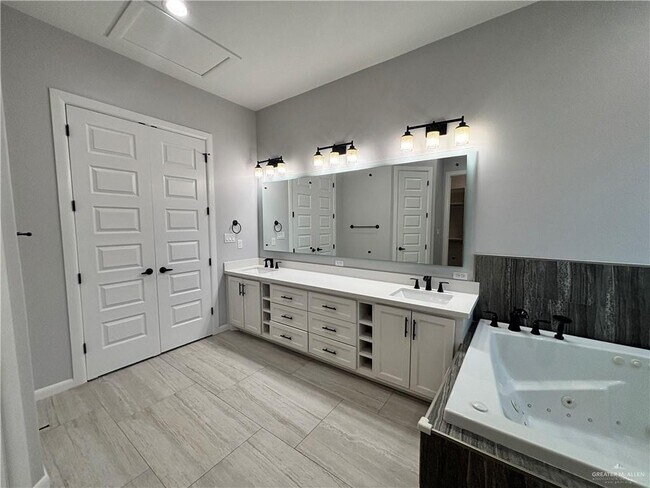 Building Photo - 33 Ensenada Ave