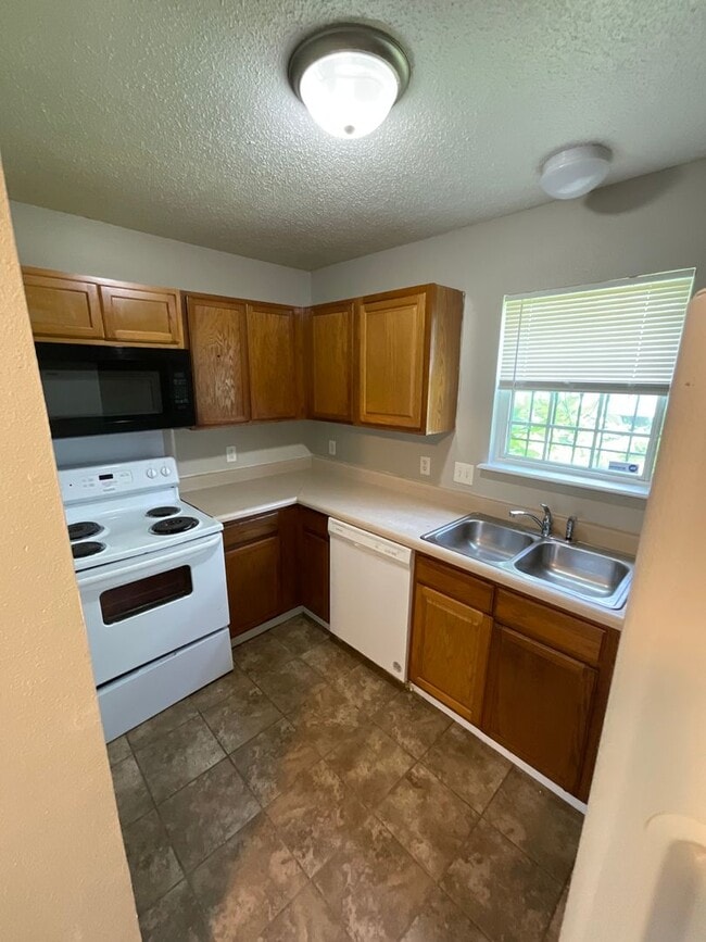 Building Photo - 4 Bed 2 Bath Home for Rent