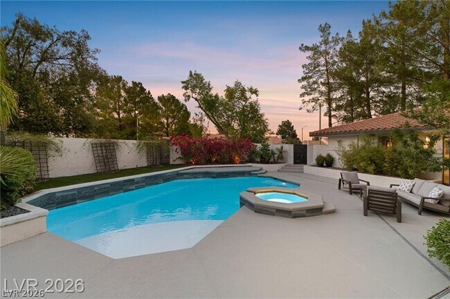 Building Photo - 2233 Versailles Ct