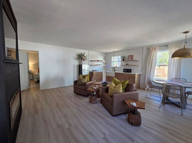 Building Photo - FOR LEASE!!!!!!!!