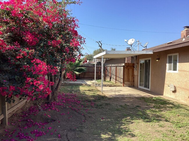 Building Photo - 4424-4426 E Dakota Ave