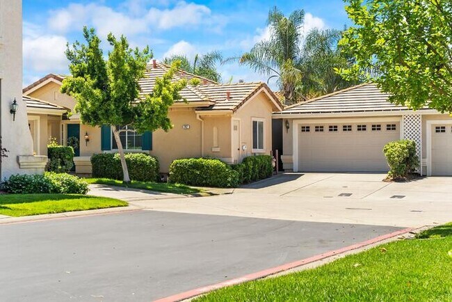 Building Photo - Beautiful 3 Bedroom 2 Bathroom in Gated Community of Folsom, CA!