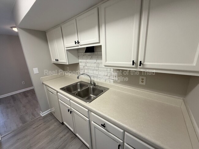 Building Photo - 2425 Tantelon Pl