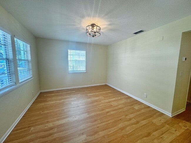 Building Photo - Newly remodeled Licolnville cottage in historic downtown St. Augustine