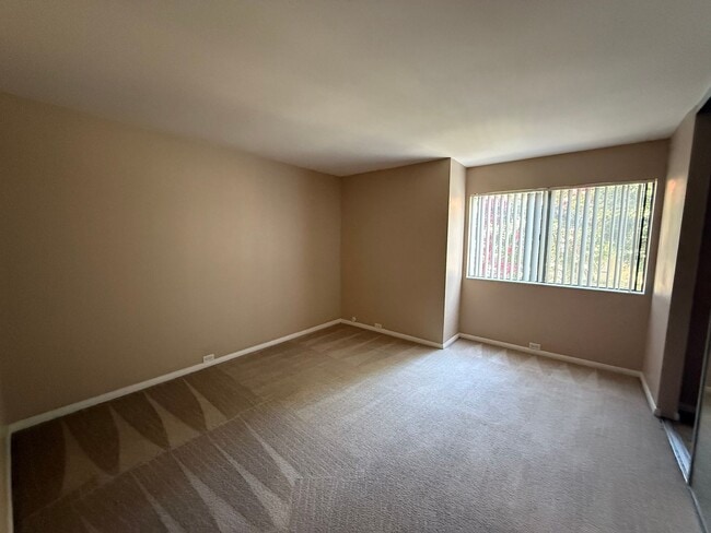 Building Photo - 2 bed 2 bath upstairs condo available to m...