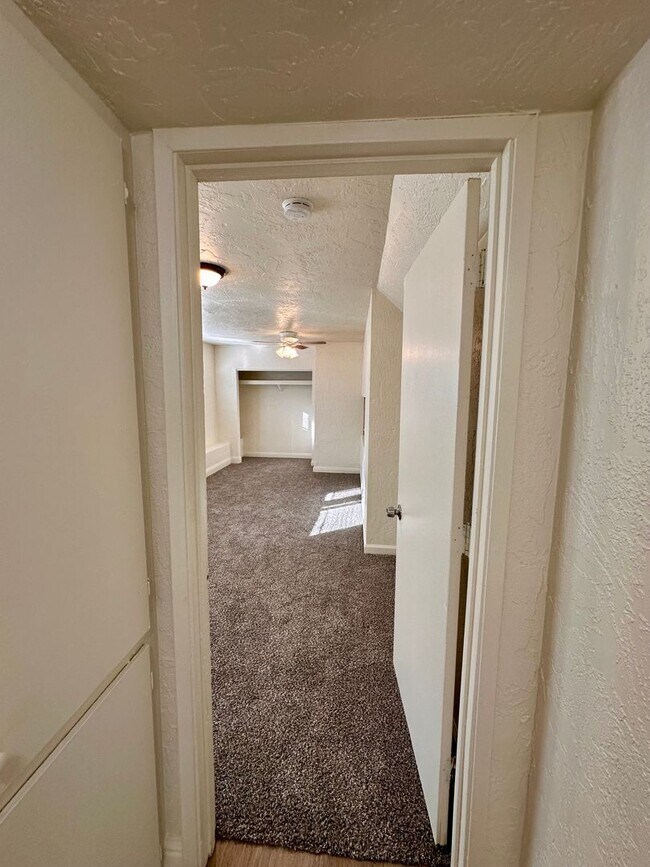 Building Photo - LARGE DOWNSTAIRS CORNER UNIT 2 BED 1 BATH ...