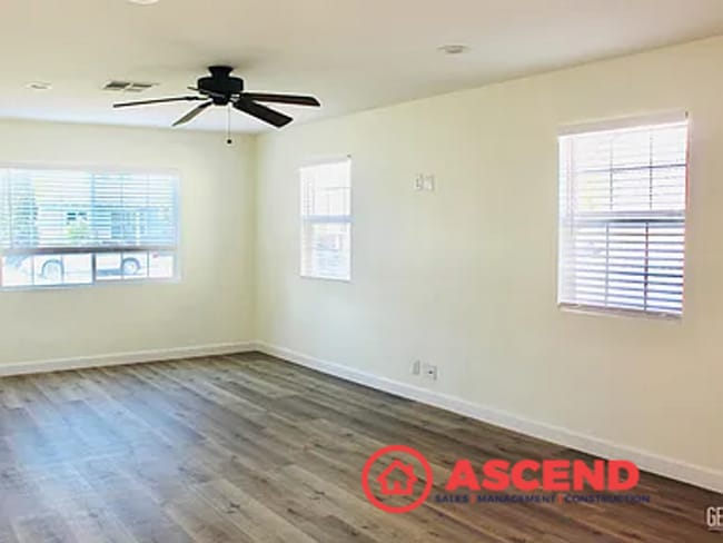 Building Photo - 3 Bedroom Home Off Oak St. Near Downtown