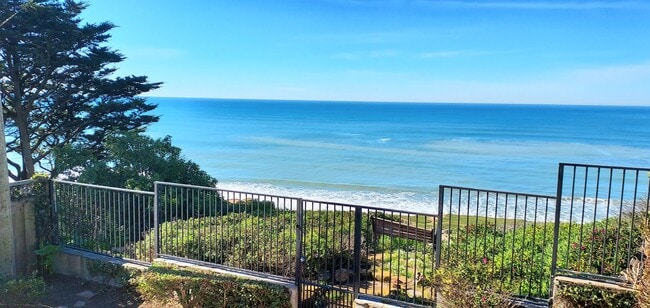 Building Photo - Large Five Bedroom, Three Bathroom with In...
