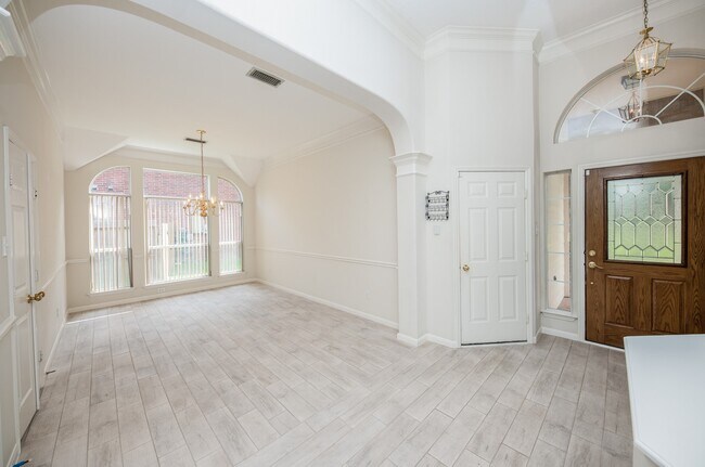 Building Photo - 703 Acacia Pl
