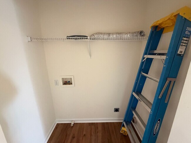 Building Photo - Available now! Great townhouse in convenient Denver, NC location