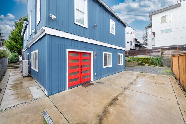 Building Photo - 917A 17th Ave