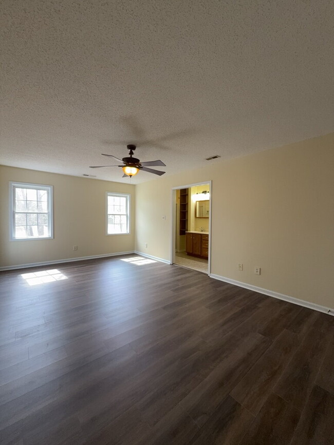 Building Photo - Three Bedroom Two and Half Full Bathroom R...