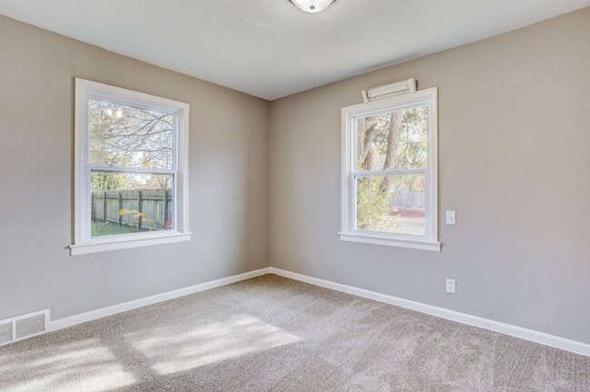 Building Photo - 828 S Apache Dr