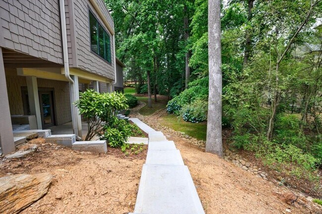 Building Photo - 459 Atlanta Country Club Dr