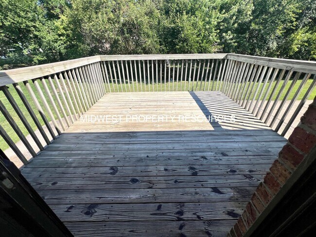 Building Photo - Freshly Updated 3 Bedroom Duplex