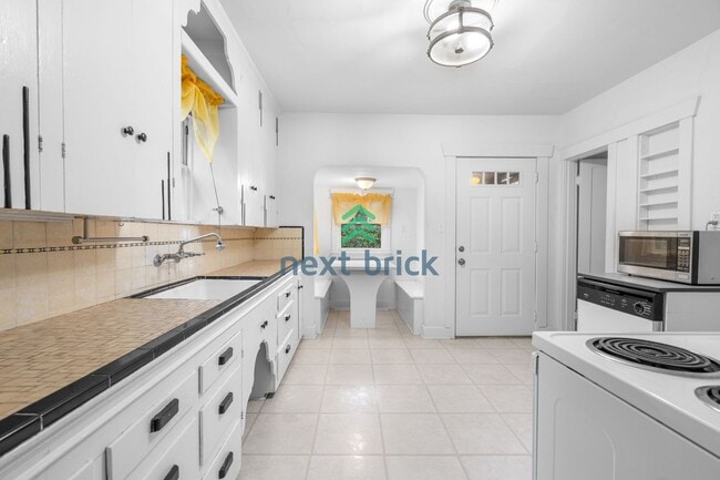 Building Photo - A beautiful 3 bed and 1 bathroom house for rent