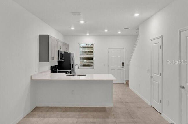 Building Photo - 2025 Viewfinder St