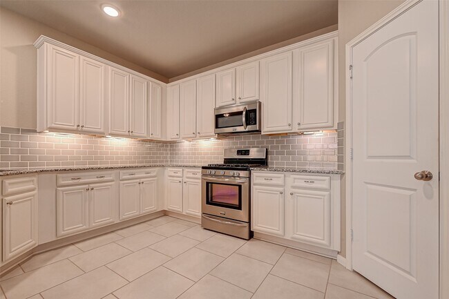 Building Photo - 18118 Van Berkel Ln