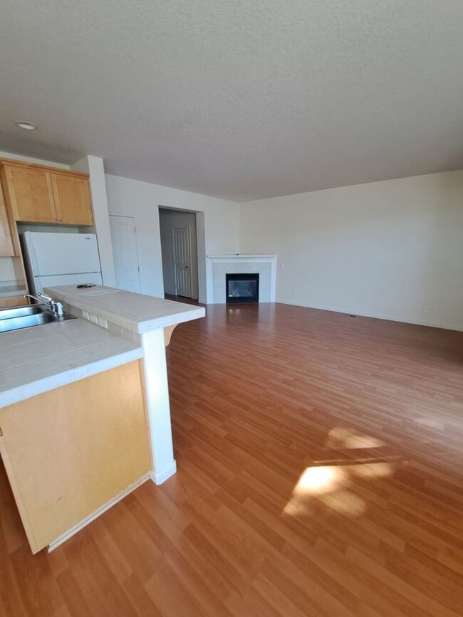 Building Photo - Great 3 bedroom - King City Pet friendly h...