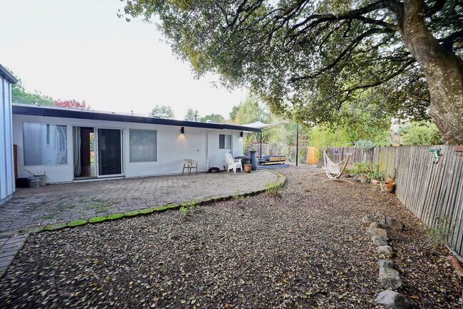 Building Photo - 104 Lobo Vista