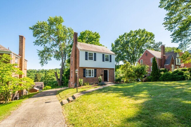 Building Photo - AVAILABLE JULY 1ST!! Don't miss this STUNNING 3 bedroom!